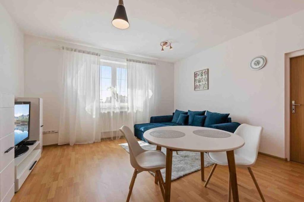 Modern & Cozy Apartment Near Hockey & Football Arena Bratislava Buitenkant foto